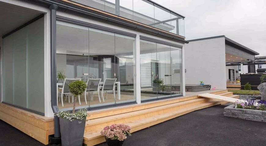 Katlanır Cam Balkon – Çerçevesiz, tamamen açılabilen cam panel sistemi